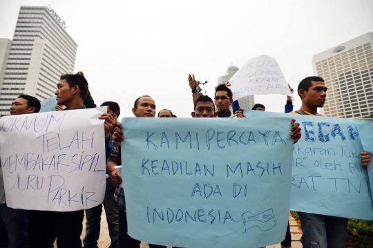 Aksi solidaritas untuk juru parkir Monas yang dibakar oknum TNI