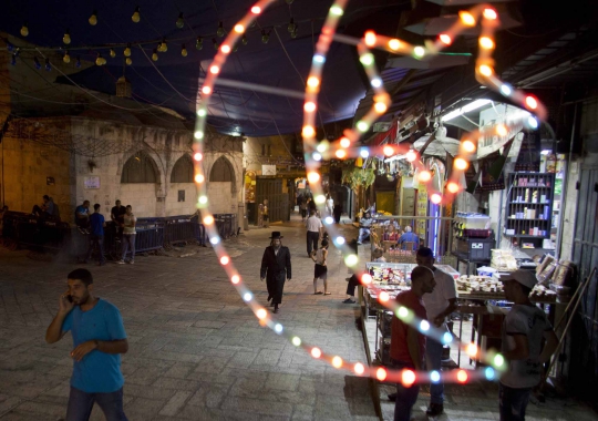 Warna-warni lampu hias sambut malam Ramadan di Yerusalem