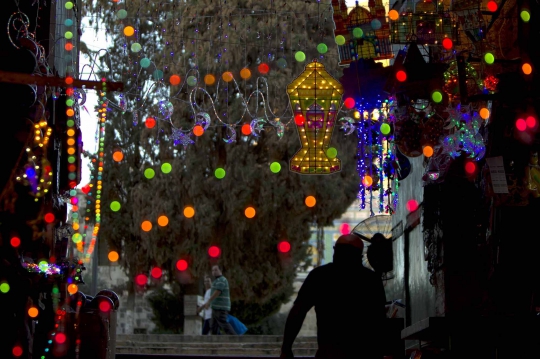 Warna-warni lampu hias sambut malam Ramadan di Yerusalem