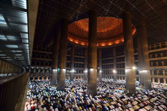 Jemaah salat tarawih pada malam 1 Ramadan penuhi Masjid Istiqlal