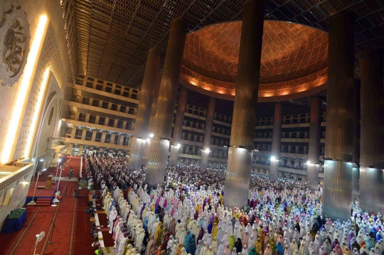 Jemaah salat tarawih pada malam 1 Ramadan penuhi Masjid Istiqlal