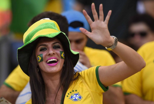 Antusias suporter-suporter cantik meriahkan laga Brasil vs Chile