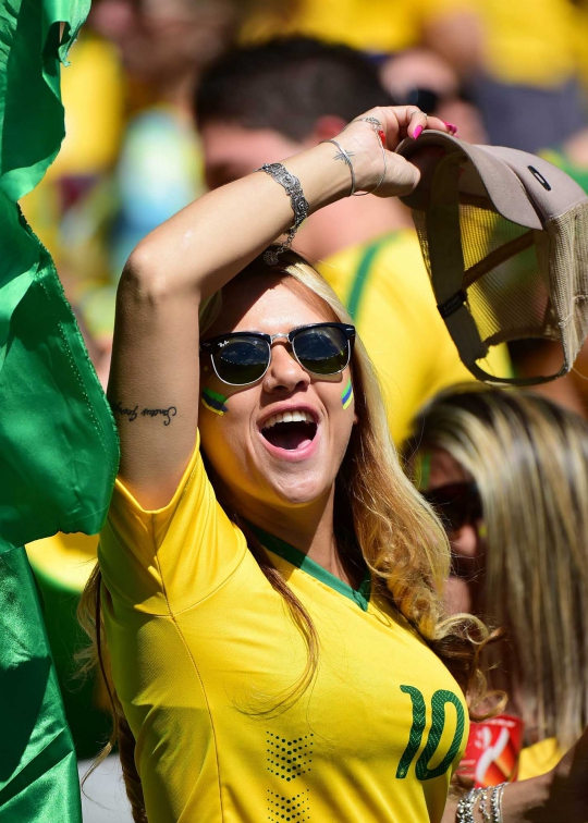 Antusias suporter-suporter cantik meriahkan laga Brasil vs Chile