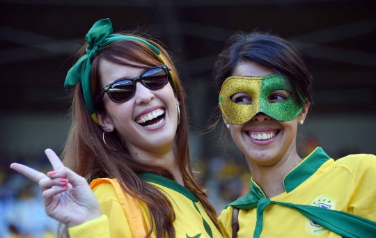 Antusias suporter-suporter cantik meriahkan laga Brasil vs Chile