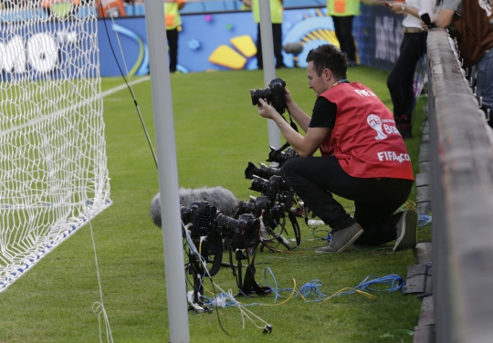 Aksi unik fotografer abadikan laga Piala Dunia 2014 Brasil