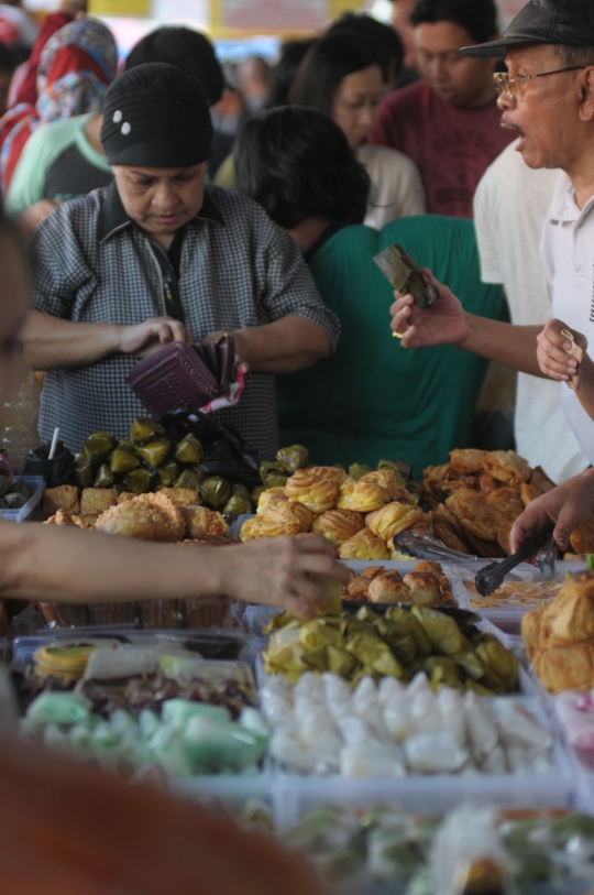 Mencicipi aneka jajanan takjil di Pasar Benhil