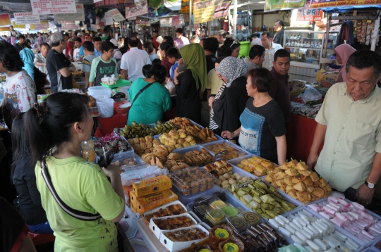 Mencicipi aneka jajanan takjil di Pasar Benhil