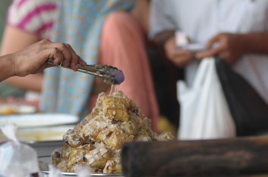 Mencicipi aneka jajanan takjil di Pasar Benhil