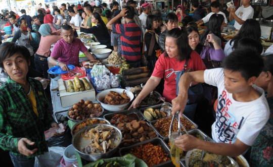 Mencicipi aneka jajanan takjil di Pasar Benhil