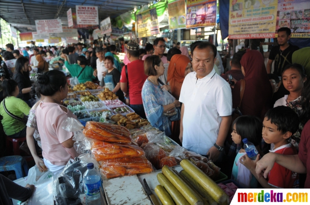 Foto Mencicipi aneka jajanan takjil di Pasar  Benhil 