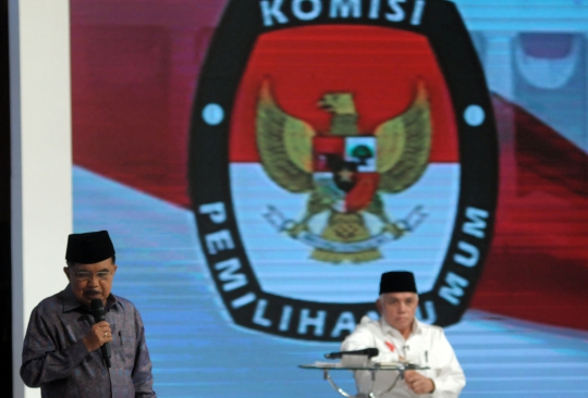 Gaya JK dan Hatta Rajasa saat debat Cawapres