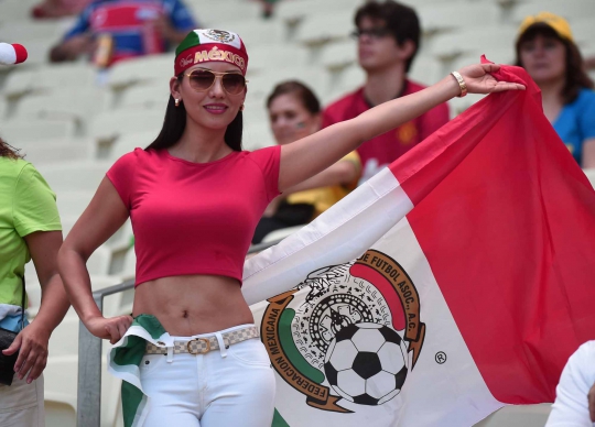 Pesona suporter-suporter cantik hiasi laga Meksiko vs Belanda