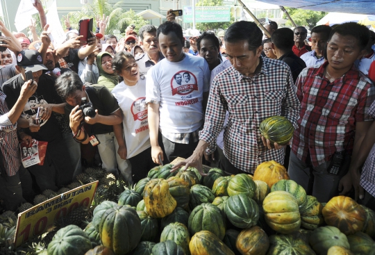 Blusukan ke Pasar Ciputat, Jokowi beli buah blewah