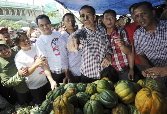 Blusukan ke Pasar Ciputat, Jokowi beli buah blewah