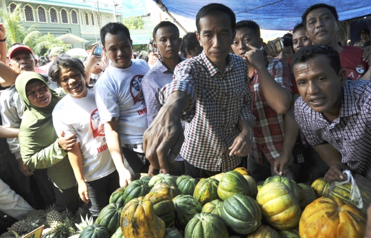 Blusukan ke Pasar Ciputat, Jokowi beli buah blewah