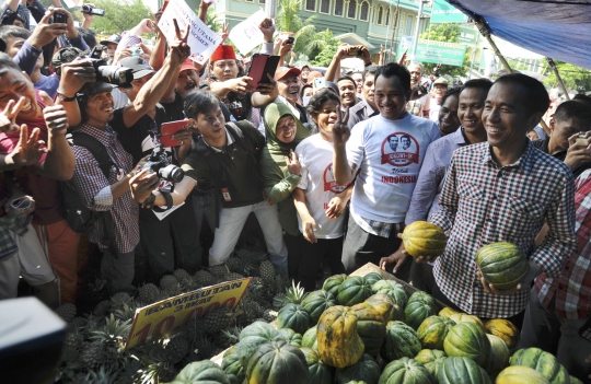 Blusukan ke Pasar Ciputat, Jokowi beli buah blewah