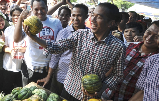 Blusukan ke Pasar Ciputat, Jokowi beli buah blewah