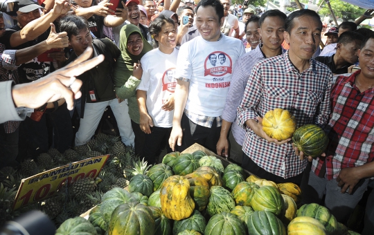 Blusukan ke Pasar Ciputat, Jokowi beli buah blewah