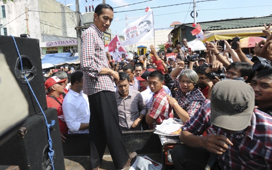 Blusukan ke Pasar Ciputat, Jokowi beli buah blewah