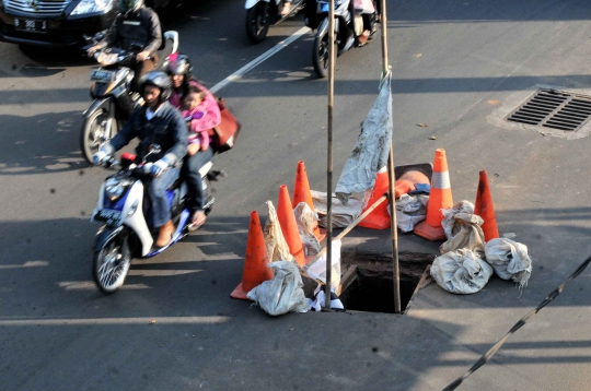 Jalan berlubang di Sudirman ancam nyawa pengendara