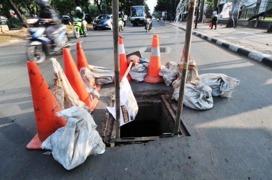 Jalan berlubang di Sudirman ancam nyawa pengendara