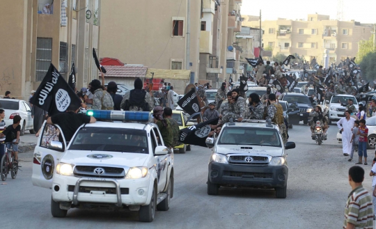 Aksi konvoi militan ISIS di Suriah rayakan kekhalifahan baru