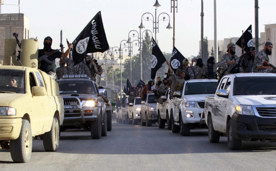 Aksi konvoi militan ISIS di Suriah rayakan kekhalifahan baru
