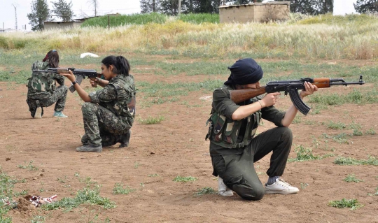 Mengintip latihan militer tentara wanita Kurdi di Suriah