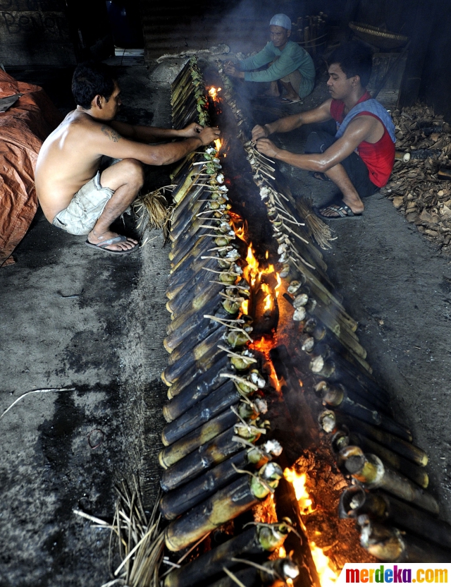 Foto : Bulan Ramadan, pembuat lemang kebanjiran pesanan 