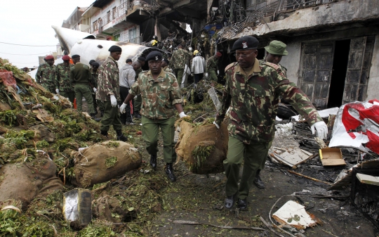 Pesawat Fokker jatuh timpa bangunan & tewaskan 4 orang di Kenya
