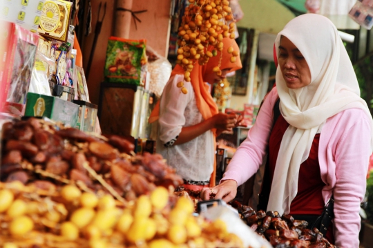 'Berburu' kurma, menu wajib untuk berbuka