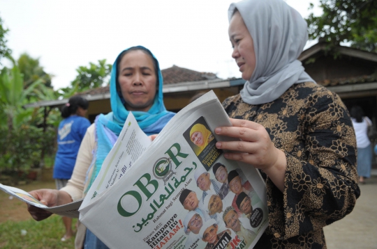 Timses Jokowi sebar Tabloid Obor tandingan ke warga Sukabumi