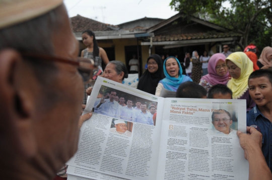 Timses Jokowi sebar Tabloid Obor tandingan ke warga Sukabumi