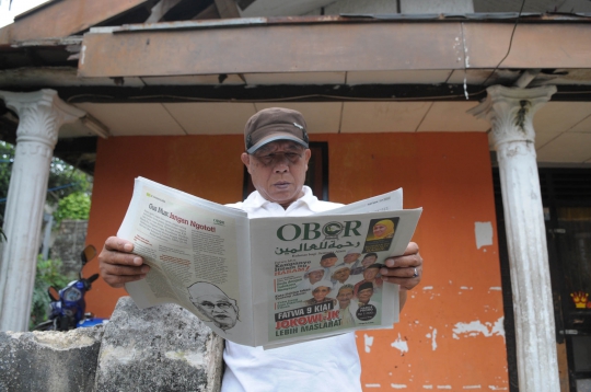 Timses Jokowi sebar Tabloid Obor tandingan ke warga Sukabumi