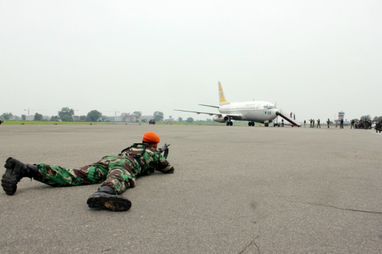 Aksi F-16 TNI AU paksa turun pesawat 'asing' di Medan