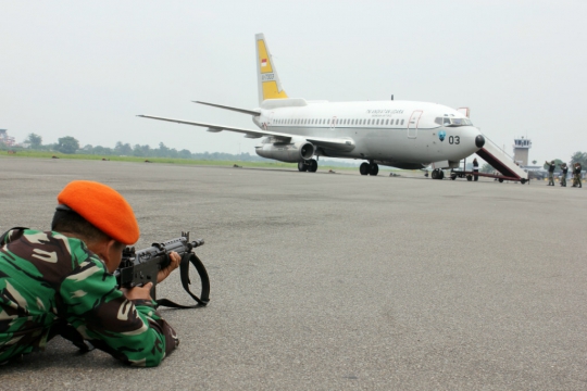 Aksi F-16 TNI AU paksa turun pesawat 'asing' di Medan