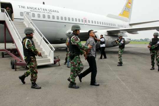 Aksi F-16 TNI AU paksa turun pesawat 'asing' di Medan