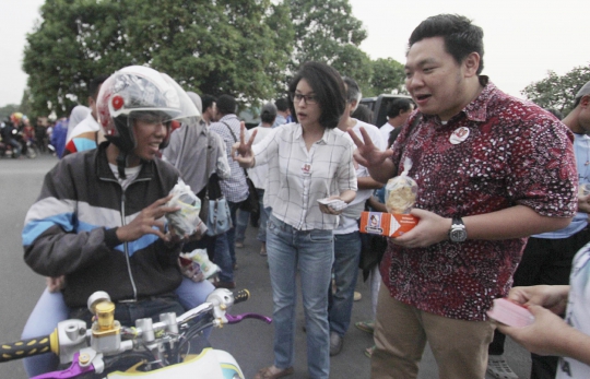 Artis Ibu Kota pendukung Jokowi-JK bagi-bagi takjil ke warga