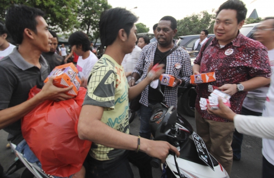 Artis Ibu Kota pendukung Jokowi-JK bagi-bagi takjil ke warga