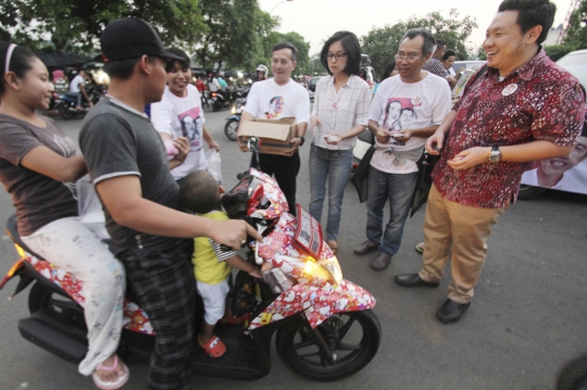Artis Ibu Kota pendukung Jokowi-JK bagi-bagi takjil ke warga