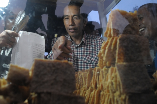 Buka puasa, Jokowi mampir beli gorengan di Bekasi