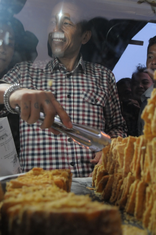 Buka puasa, Jokowi mampir beli gorengan di Bekasi