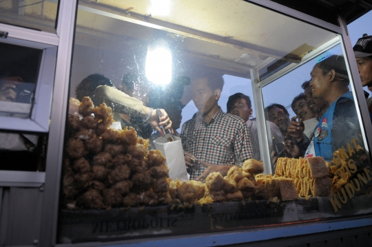 Buka puasa, Jokowi mampir beli gorengan di Bekasi