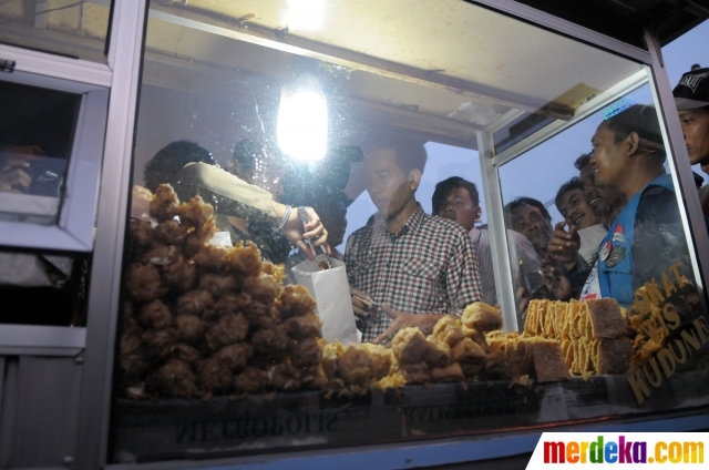 Foto : Buka puasa, Jokowi mampir beli gorengan di Bekasi 