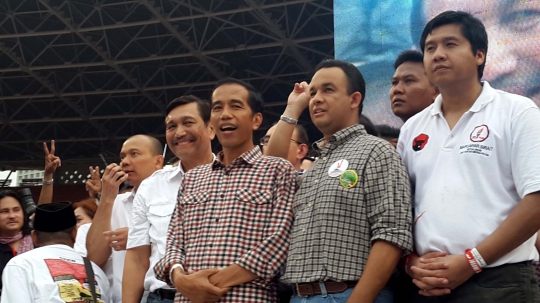 Aksi Ruhut Sitompul ikut tampil di konser Salam Dua Jari