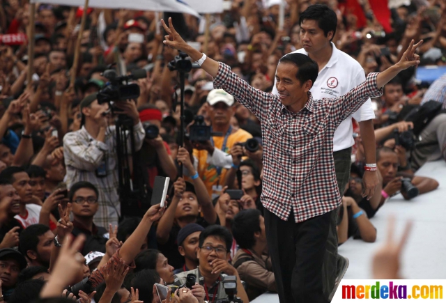  Foto Pandangan dari atas ribuan orang hadiri konser 