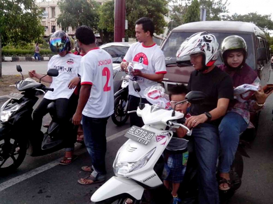 Relawan Jokowi-JK di Banda Aceh bagi-bagi kaos dan aksesoris