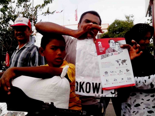 Relawan Jokowi-JK di Banda Aceh bagi-bagi kaos dan aksesoris