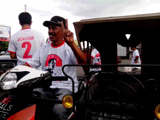 Relawan Jokowi-JK di Banda Aceh bagi-bagi kaos dan aksesoris