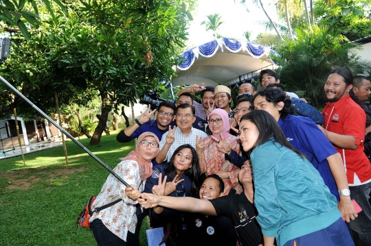 Gaya Jusuf Kalla saat berselfie ria bareng wartawan